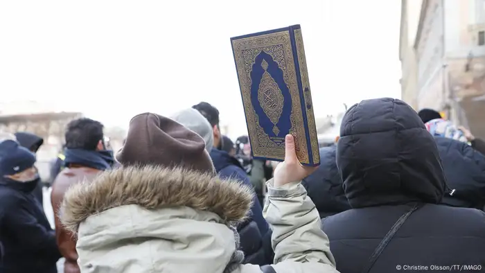 مظاهرات لمسلمين في السويد تعبيراً عن غضبهم من عمليات إحراق القرآن وتدنيسه (صورة أرشيفية). 