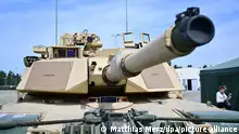 Ein M1A1-Abrams-Panzer der US-Armee mit montiertem Minenroller, so, wie er an die Ukraine geliefert wird. In Grafenwöhr trainiert die US-Armee Angehörige der ukrainischen Streitkräfte für den Einsatz am amerikanischen M1A1-Abrams-Panzer.