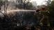 Πυροσβέστες προσπαθούν να κατασβήσουν φωτιά στη Μάνδρα