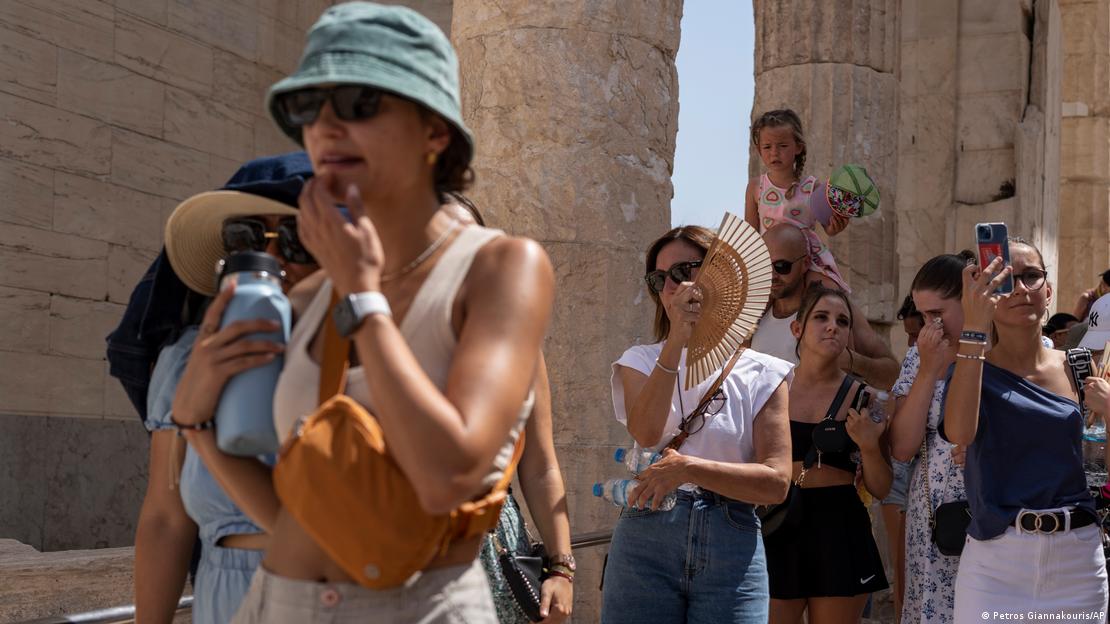 Τουρίστριες με βεντάλιες στην Ακρόπολη