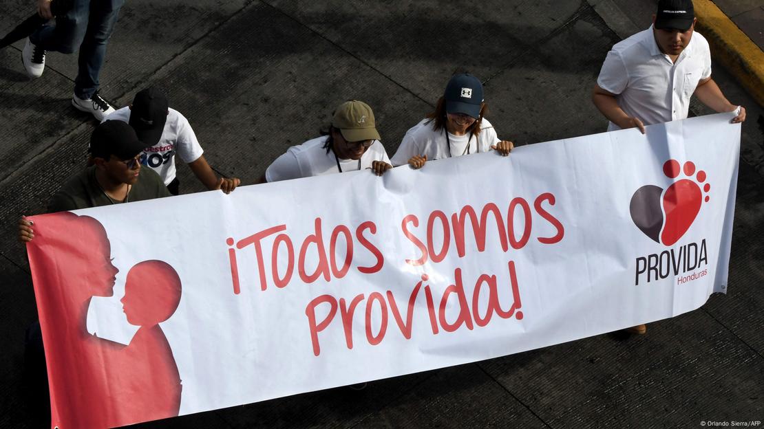 Foto de personas que marchan con una pancarta que dice "Todos somos provida" en Honduras
