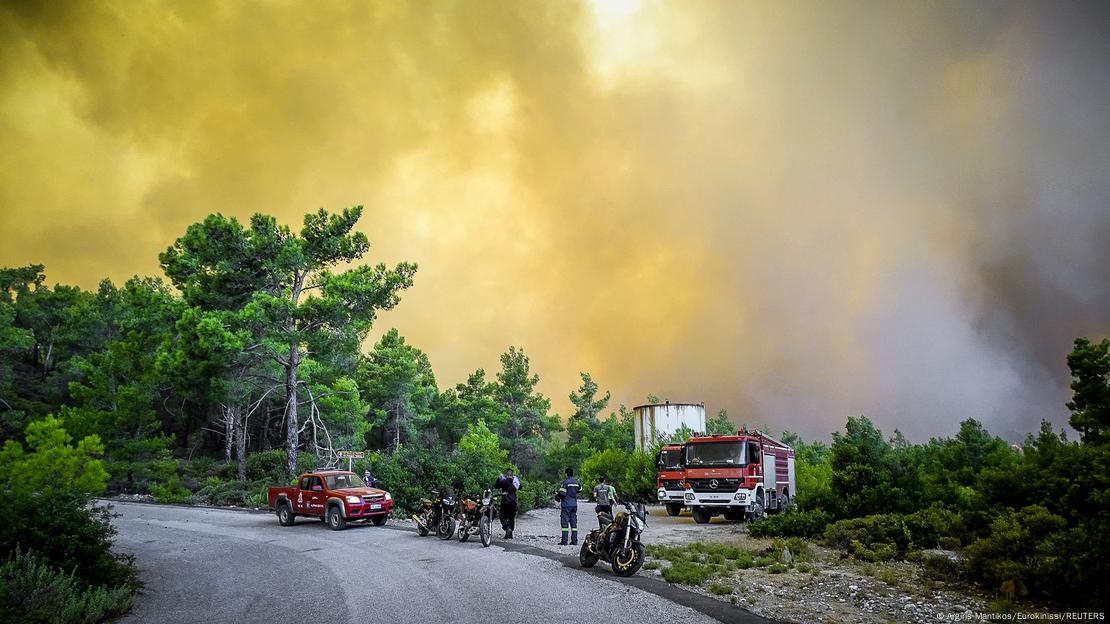 Πυροσβεστικά οχήματα κοντά σε πυρκαγιά στη Ρόδο