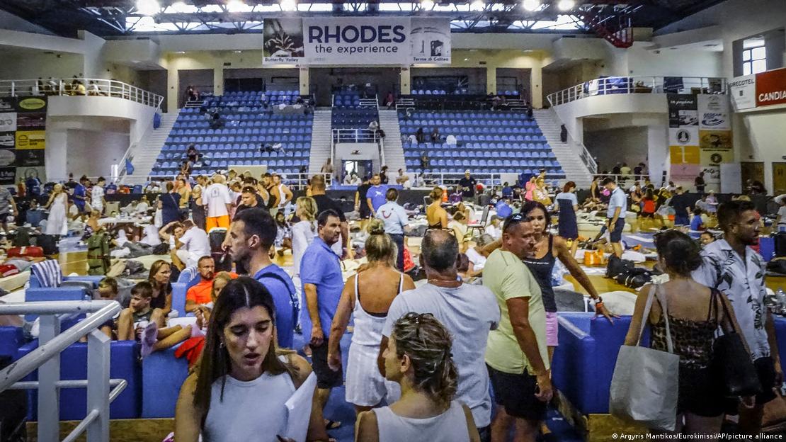 Τουρίστες σε κλειστό γήπεδο 