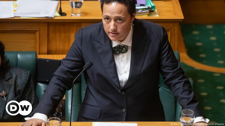استقالة وزير العدل النيوزيلندي بعد حادث سيارة – DW – 07/24/2023