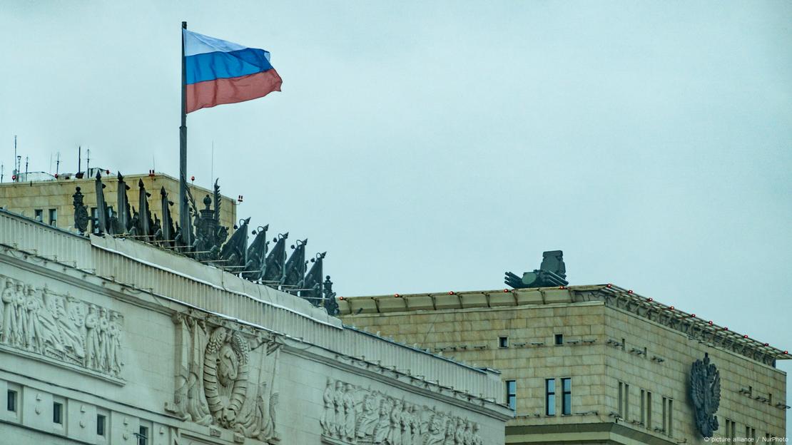 Gebäude des Verteidigungsministeriums in Moskau mit dem Kurzstrecken-Flugabwehrraketen-System "Panzir"