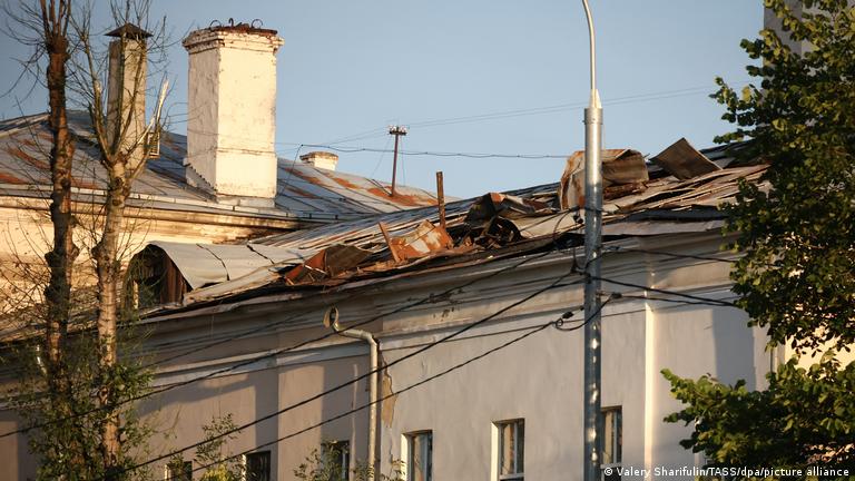 El techo dañado de un edificio en avenida Komsomolsky Prospekt, después de un ataque ucraniano con drones.