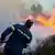 Πυροσβέστης δίνει στη Ρόδο μάχη με τις φλόγες 