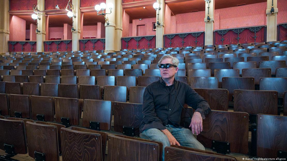 Ο αμερικανός σκηνοθέτης Τζέι Σάιμπ με γυαλιά επαυξημένης πραγματικότητας στο Μπαϊρόιτ