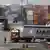 Una imagen de archivo muestra contenedores apilados en una terminal del Jawaharlal Nehru Port Trust en Bombay. La tarifa del 50% a muchos productos de la India es una de las más altas a los que se enfrentan los socios comerciales de Estados Unidos. (Archivo)
