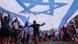 Manifestantes portan una bandera gigante que sirve de techo en protesta contra la reforma de la justicia en Israel Manifestantes portan una bandera gigante que sirve de techo en protesta contra la reforma de la justicia en Israel