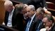 Netanyahu sentado ao lado de parlamentares Netanyahu sentado ao lado de parlamentares