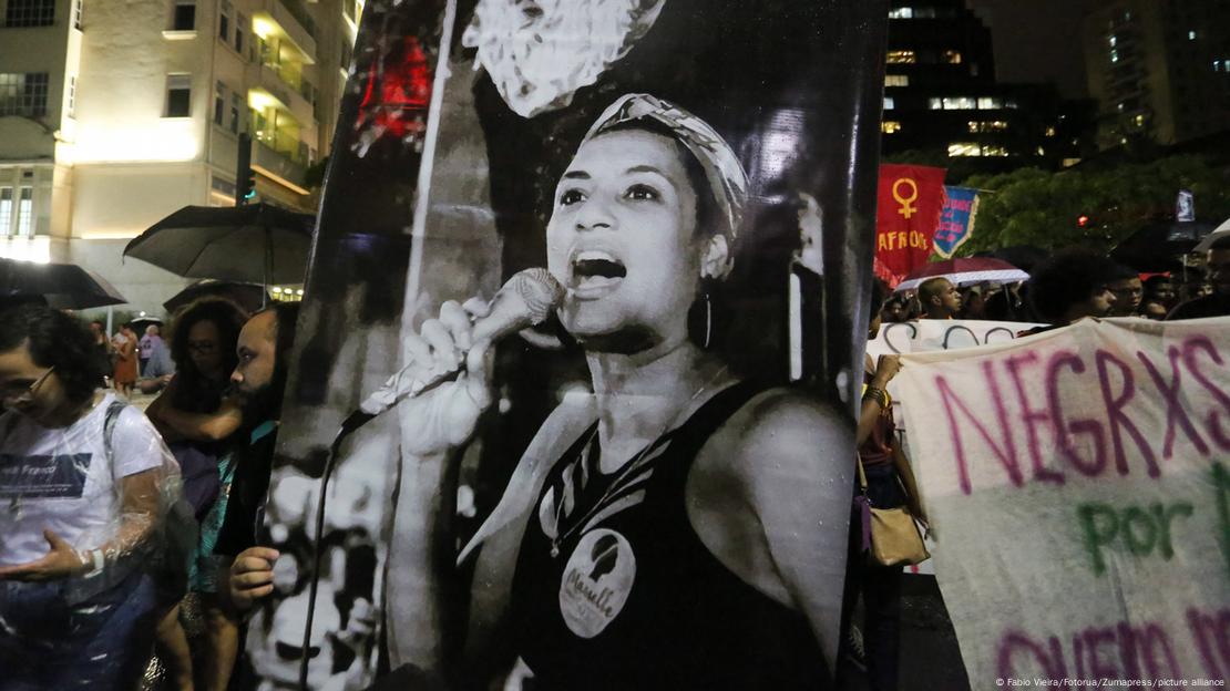 Cartaz com imagem de Marielle em ato de rua