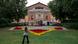 Eine Frau fotografiert das Bayreuther Festspielhaus. Eine Frau fotografiert das Bayreuther Festspielhaus.