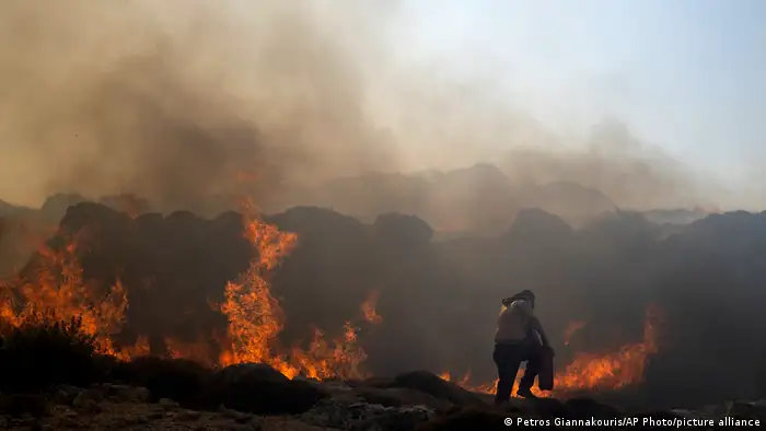 تكافح اليونان حرائق الغابات منذ الأسبوع الماضي وأجلت آلاف من السياح (24.07.2023)