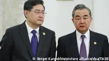 DIESES FOTO WIRD VON DER RUSSISCHEN STAATSAGENTUR TASS ZUR VERFÜGUNG GESTELLT. [RUSSIA, MOSCOW - MARCH 21, 2023: China's Foreign Minister Qin Gang (L) and Wang Yi, director of the Office of the Central Foreign Affairs Commission of the Chinese Communist Party, are seen before Russian-Chinese talks at the Moscow Kremlin. Sergei Karpukhin/TASS]