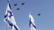 Israelische F16-Kampfjets zeigen anlässlich des "Memorial Day" 2021 ihr Können am Himmel - im Vordergrund des Fotos sind zwei israelische Flaggen zu sehen Israelische F16-Kampfjets zeigen anlässlich des "Memorial Day" 2021 ihr Können am Himmel - im Vordergrund des Fotos sind zwei israelische Flaggen zu sehen