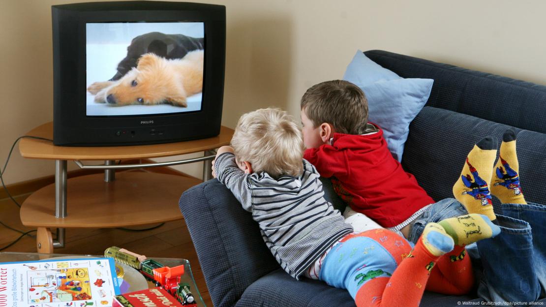 Niños viendo la televisión.