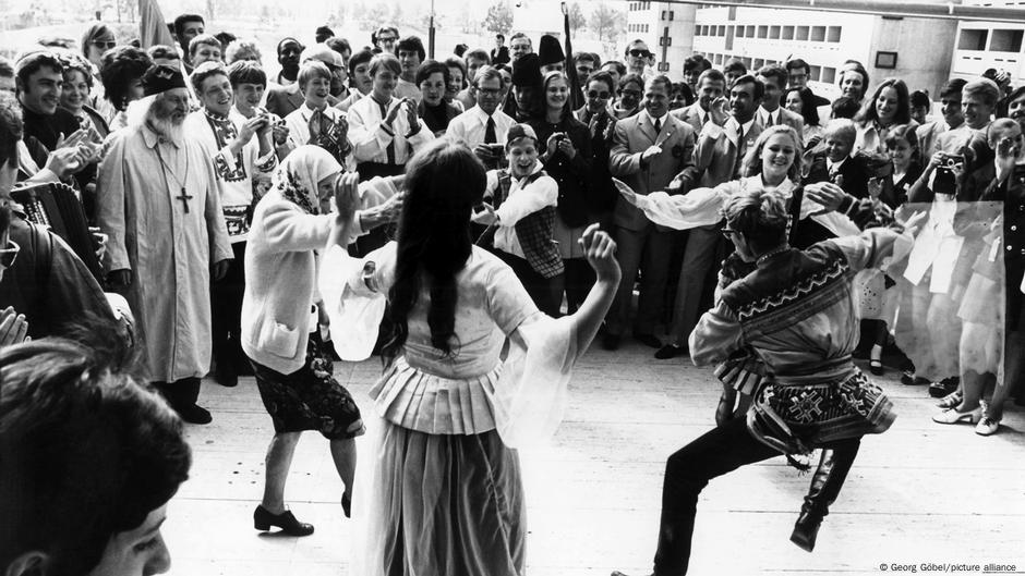 Nataša pleše sa sportistima iz Sovjetskog Saveza u Olimpijskom selu 1972. godine