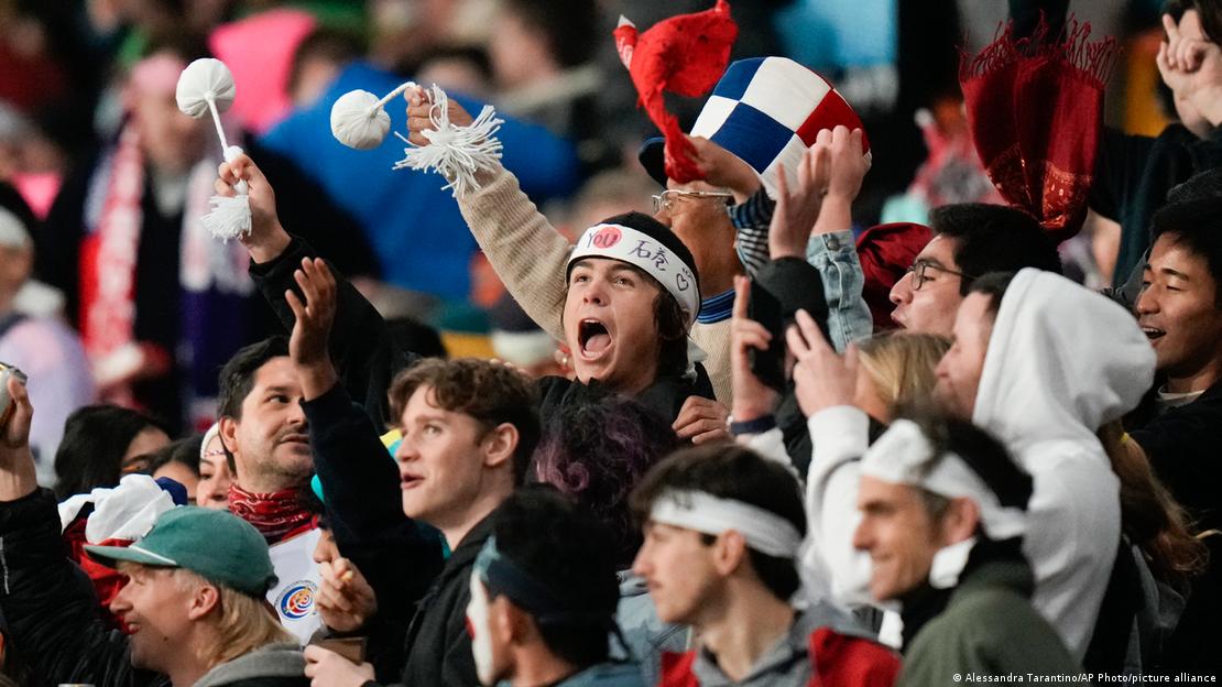 Homens com uniformes e cores do Japão e da Costa Rica Homens com uniformes e cores do Japão e da Costa Rica