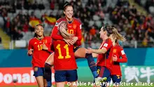 Fußball, Frauen: WM, Spanien - Sambia, Vorrunde, Gruppe C, 2. Spieltag: Jennifer Hermoso (M) aus Spanien springt ihrer Teamkollegin Alexia Putellas in die Arme, nachdem sie den zweiten Treffer ihrer Mannschaft erzielt hat. +++ dpa-Bildfunk +++