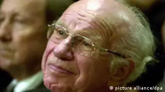 Der Schauspieler, Regisseur und Rezitator Gert Westphal verfolgt am Dienstag (24.10.2000) anlaesslich einer Feier zu seinem 80. Geburtstag im Zuercher Stadthaus eine Laudatio.