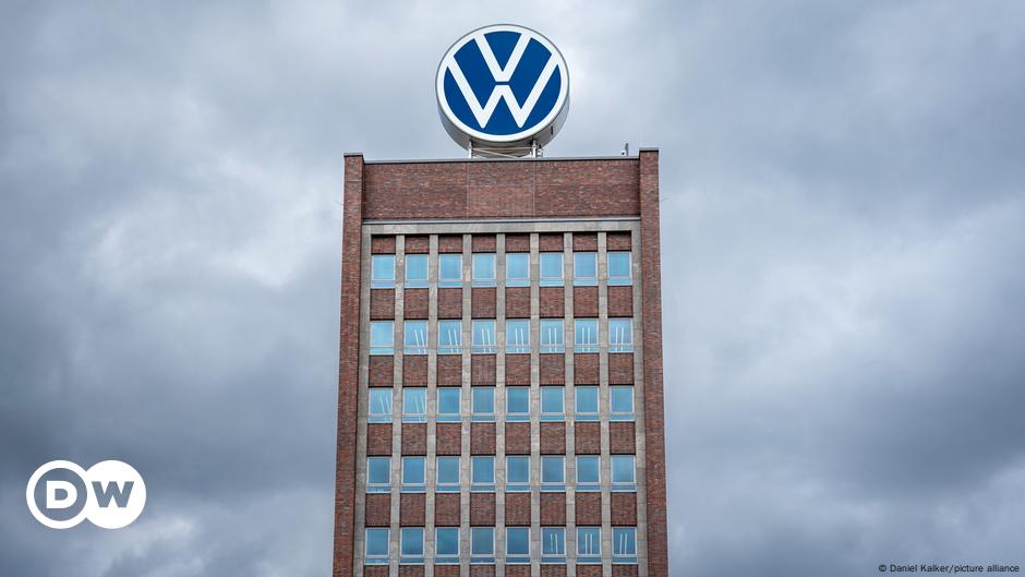 Germany: Volkswagen considering plant closures and job cuts – DW – 09/02/2024