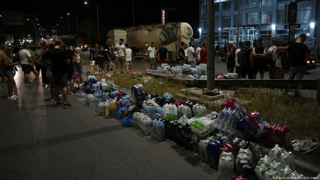 Μπουκάλια νερό για τους πυρόπληκτους στον Βόλο
