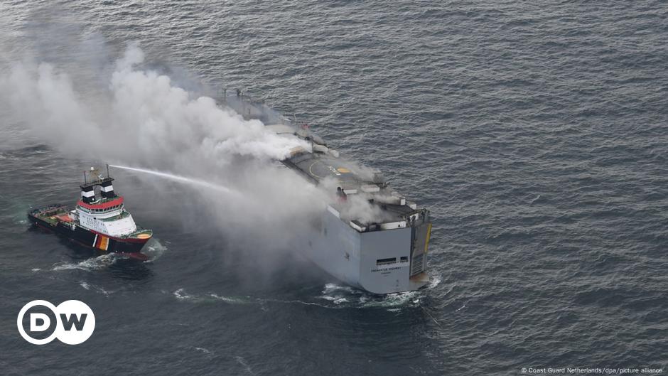 Kapal pemadam kebakaran mengganggu pendinginan mobil barang yang terbakar – DW – 27 Juli 2023