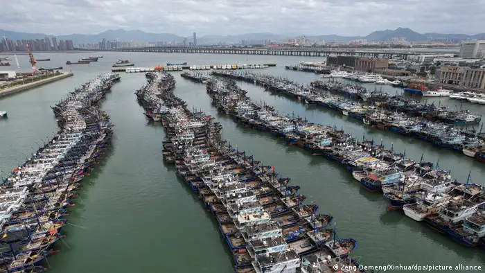 Taifun Doksuri l China, Fischerboote im Hafen in Xiamen l herannahender Taifun