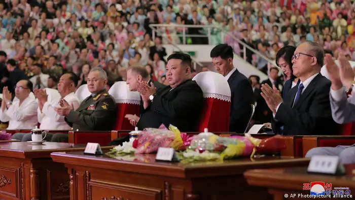Nordkorea, Pjöngjang | Kim Jong-un, Sergej Schoigu und Li Hongzhong bei 70. Jahrestag des Waffenstillstands
