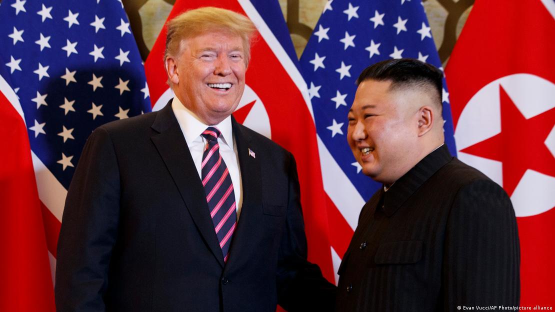 Donald Trump dhe Kim Jong Un të buzëqeshur, takim 27 shkurt 2019