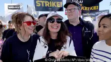 14.07.2023, USA, Los Angeles: Joely Fisher (l-r), Schauspielerin aus den USA, Fran Drescher, Vorsitzende der Schauspielgewerkschaft SAG-AFTRA, Duncan Crabtree-Ireland, Nationaler Geschäftsführer und Verhandlungsführer der SAG-AFTRA, nehmen an einem Protest streikender Drehbuchautoren und Schauspieler vor dem Netflix-Studio teil. (zu dpa-Korr Zwei Wochen Hollywood-Ausnahmezustand: Drei Köpfe des Streiks) Foto: Chris Pizzello/AP/dpa +++ dpa-Bildfunk +++