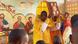 RCA | Messe orthodoxe russe dans une église de Bangui : le prêtre brandit une bible sur fond d'icônes (archive de 2023) RCA | Messe orthodoxe russe dans une église de Bangui : le prêtre brandit une bible sur fond d'icônes (archive de 2023)