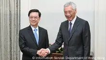 Singapore, July 24th+++The Chief Executive of Hong Kong, Mr. Lee Ka Chiu (left), meets with the Prime Minister of Singapore, Mr. Lee Hsien Loong (right) in Singapore.
