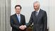香港行政长官李家超(左)7月24日在新加坡与新加坡总理李显龙(右)会面。 香港行政长官李家超(左)7月24日在新加坡与新加坡总理李显龙(右)会面。