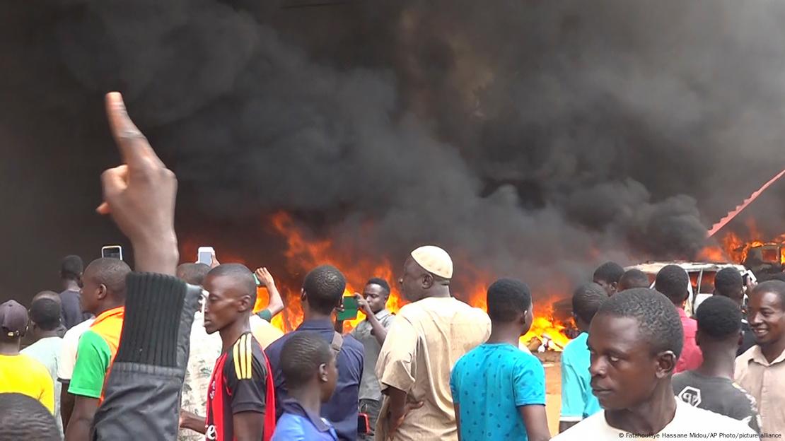 Niger Niamey | Anhänger der Putschisten demonstrieren vor brennendem Parteihauptquartier Niger Niamey | Anhänger der Putschisten demonstrieren vor brennendem Parteihauptquartier