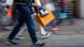 Piernas de personas paseando por la calle con bolsas de compra. Piernas de personas paseando por la calle con bolsas de compra.
