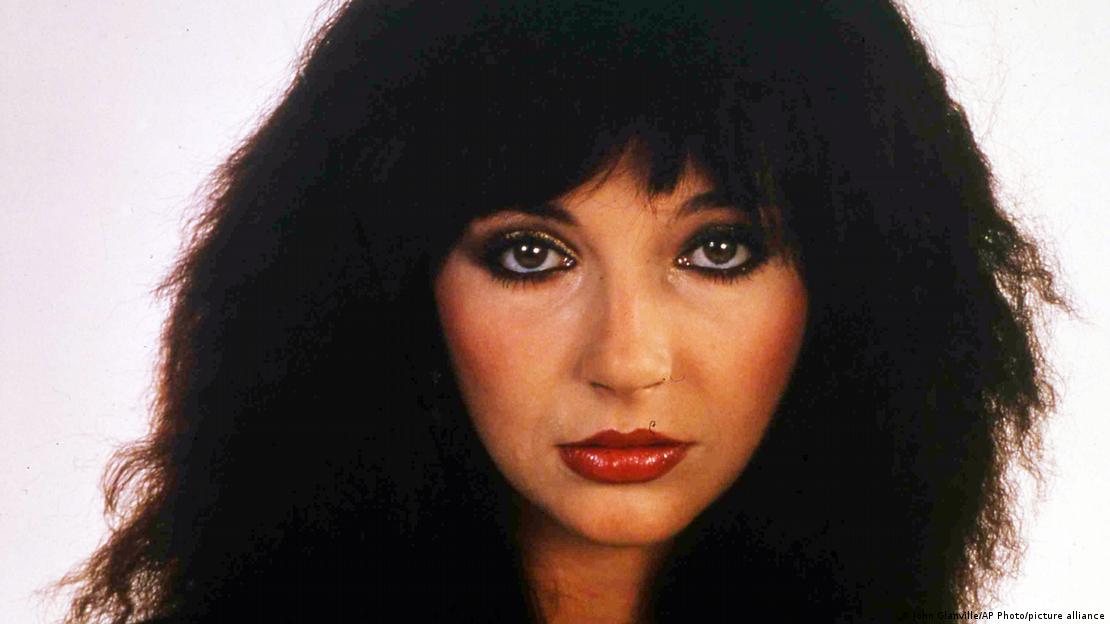 La compositora Kate Bush también participa en las grabaciones de protesta contra el uso no autorizado de música por la inteligencia artificial La compositora Kate Bush también participa en las grabaciones de protesta contra el uso no autorizado de música por la inteligencia artificial
