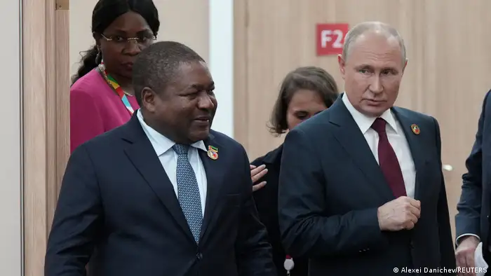 الرئيس الروسي فلاديمير بوتين ورئيس موزمبيق فيليب جاسينتو نيوسي على هامش القمة الروسية الإفريقية، 27 يوليو ، 2023. 