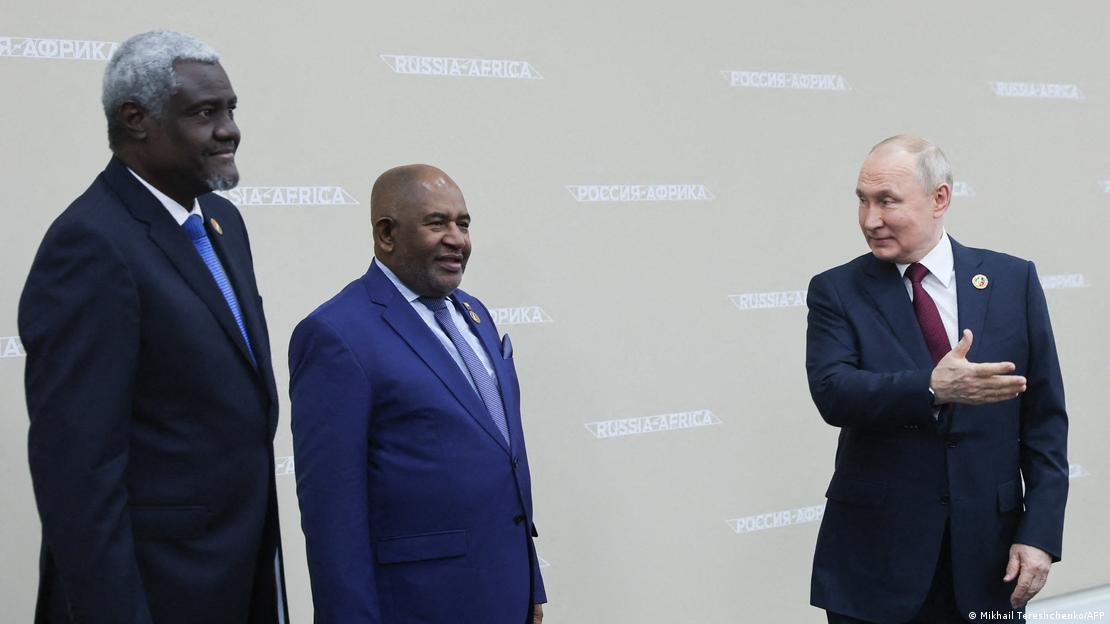 Putin indica caminho com a mão para Mahamat e Assoumani