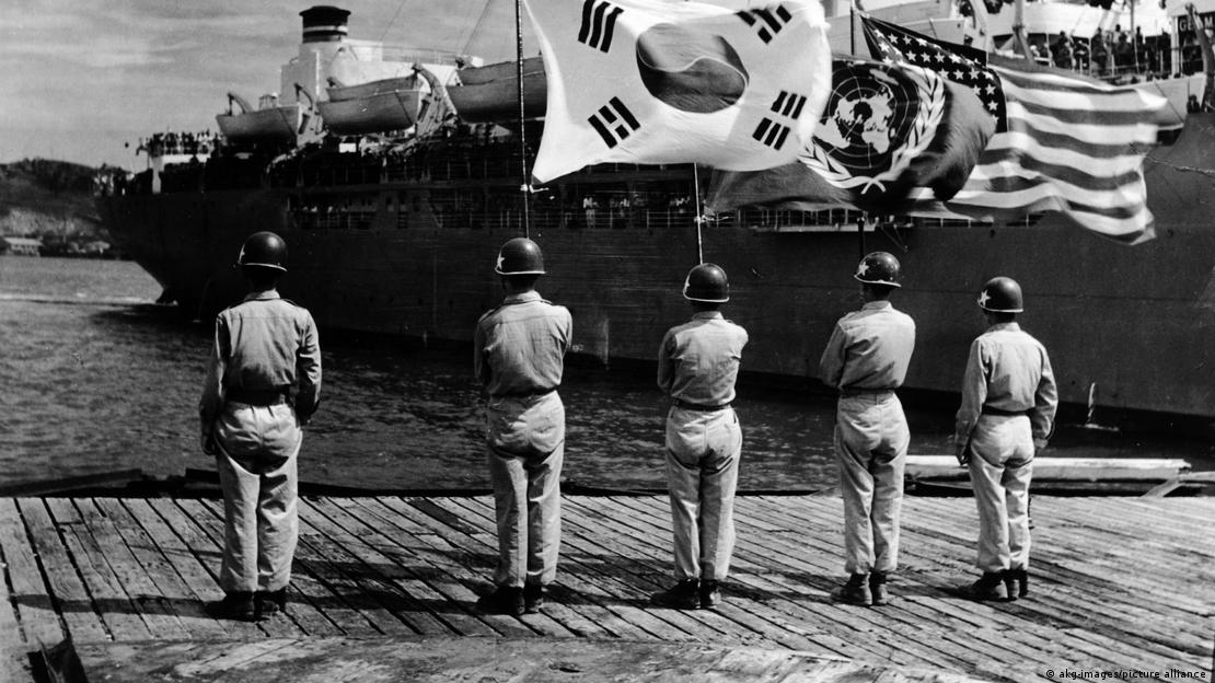 Un buque de pasajeros estadounidense, recibido con honores en el puerto por militares con las banderas de Corea del Sur, la ONU y Estados Unidos. Un buque de pasajeros estadounidense, recibido con honores en el puerto por militares con las banderas de Corea del Sur, la ONU y Estados Unidos.