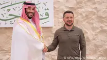 Dieses von Saudi Press Agency, der offiziellen Nachrichtenagentur von Saudi Arabien, zur Verfügung gestellte Foto zeigt Mohammed bin Salman (l), Kronprinz von Saudi-Arabien, und Wolodymyr Selenskyj, Präsident der Ukraine, vor dem 32. arabischen Gipfel. +++ dpa-Bildfunk +++
