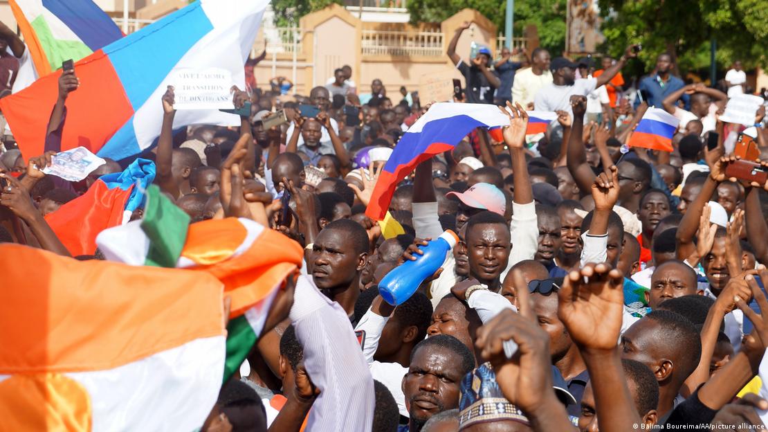 Симпатики військового перевороту в Нігері розмахують прапорами РФ.