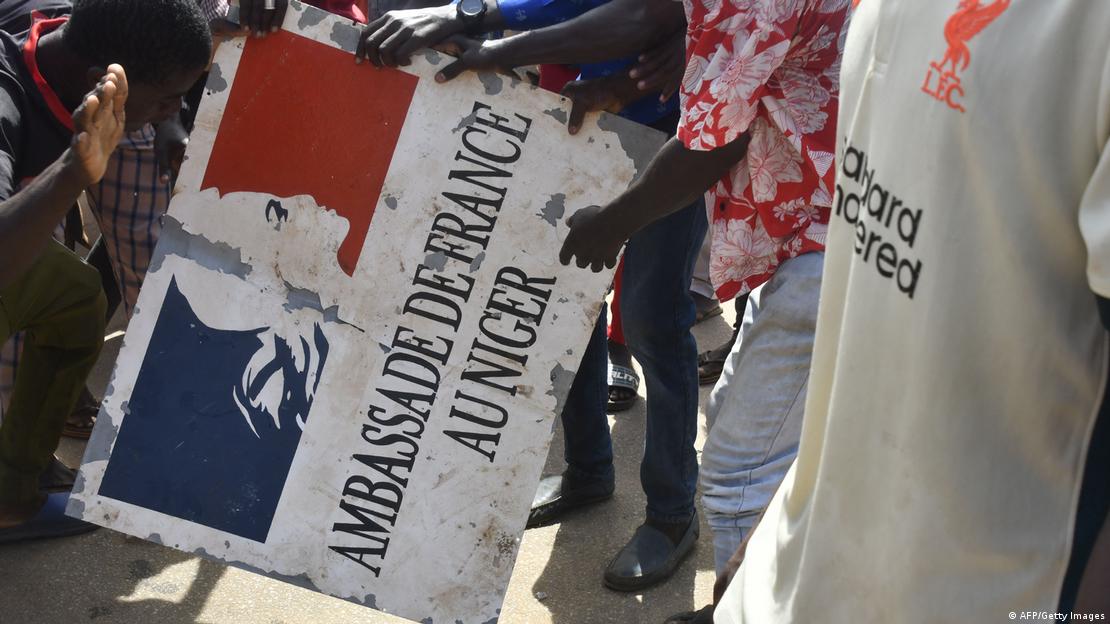 Прихильники хунти зірвали та розбили табличку з написом "Посольство Франції в Нігері", замінивши її на прапори Нігеру та РФ.