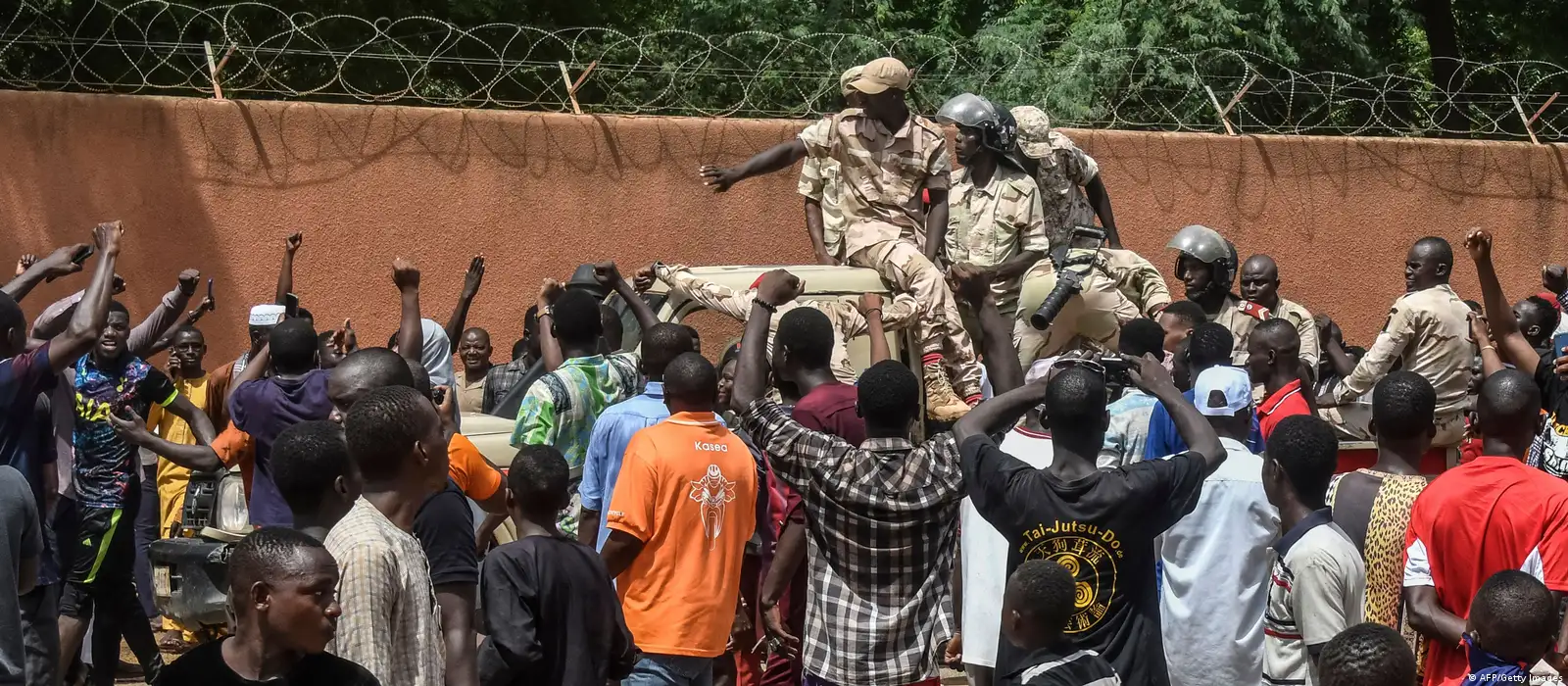 Niqobli odam gozal bekasining mushukini yalaydi