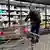 Мужчина с тележкой для покупок стоит у витрины в немецком супермаркете