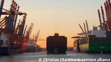 Das Containerschiff Al Jmeliyah der Reederei Hapag-Lloyd verlässt den Waltershofer Hafen zwischen den Containerterminals Burchardkai (CTA) der HHLA (Hamburger Hafen und Logistik AG) und Eurogate (l). Der Hamburger Hafen ist von der Hafenverwaltung wegen des angekündigten Warnstreiks der Gewerkschaft Verdi für große Schiffe gesperrt worden. (zu dpa «Hamburger Hafen wegen Warnstreiks für große Schiffe gesperrt») +++ dpa-Bildfunk +++