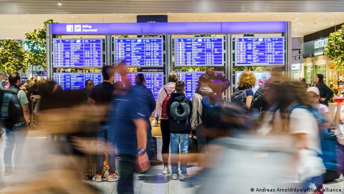 Passageiros conferem horários dos voos em painel eletrônico no aeroporto de Frankfurt