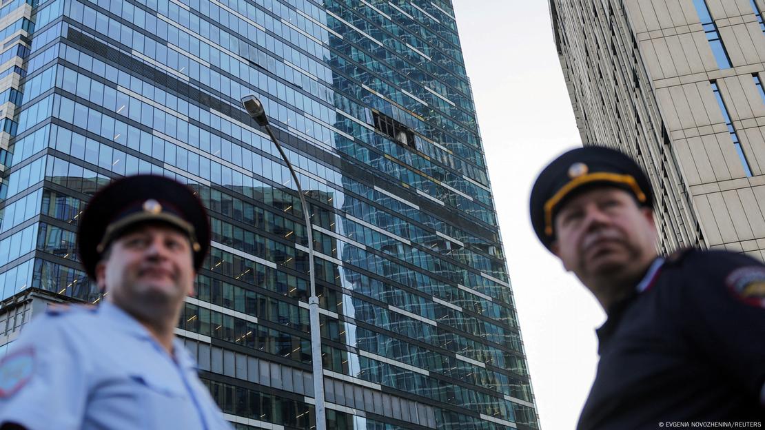 Служители по сигурността стоят пред повредена сграда в Москва