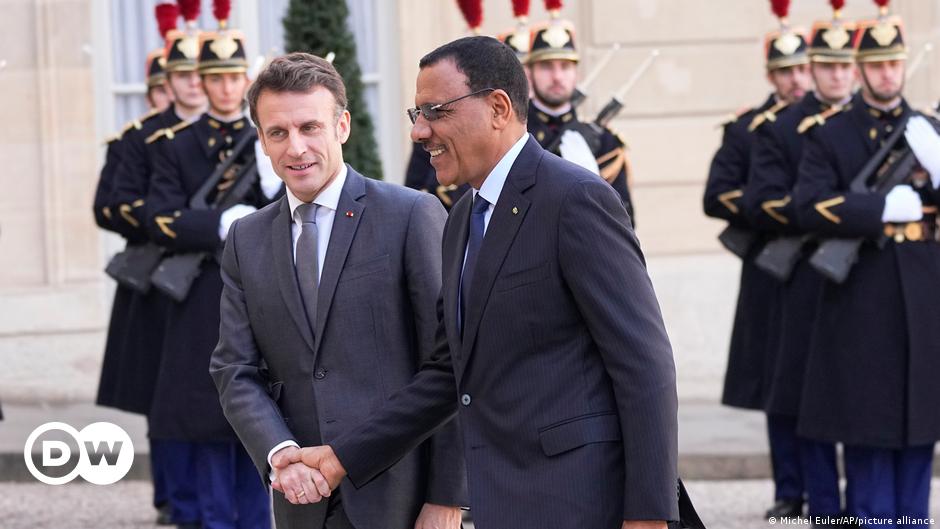 Макрон казва, че френският посланик в Нигер е „заложник“ в посолството – DW – 16.09.2023 г.